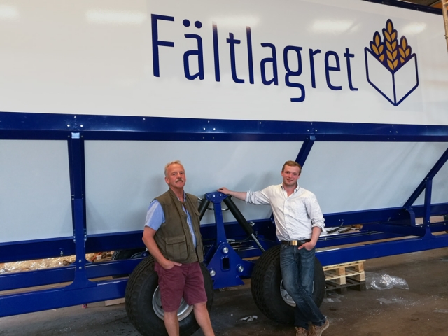 Sven Ringdahl och Gabriel Ringdahl in front of Fältlagret